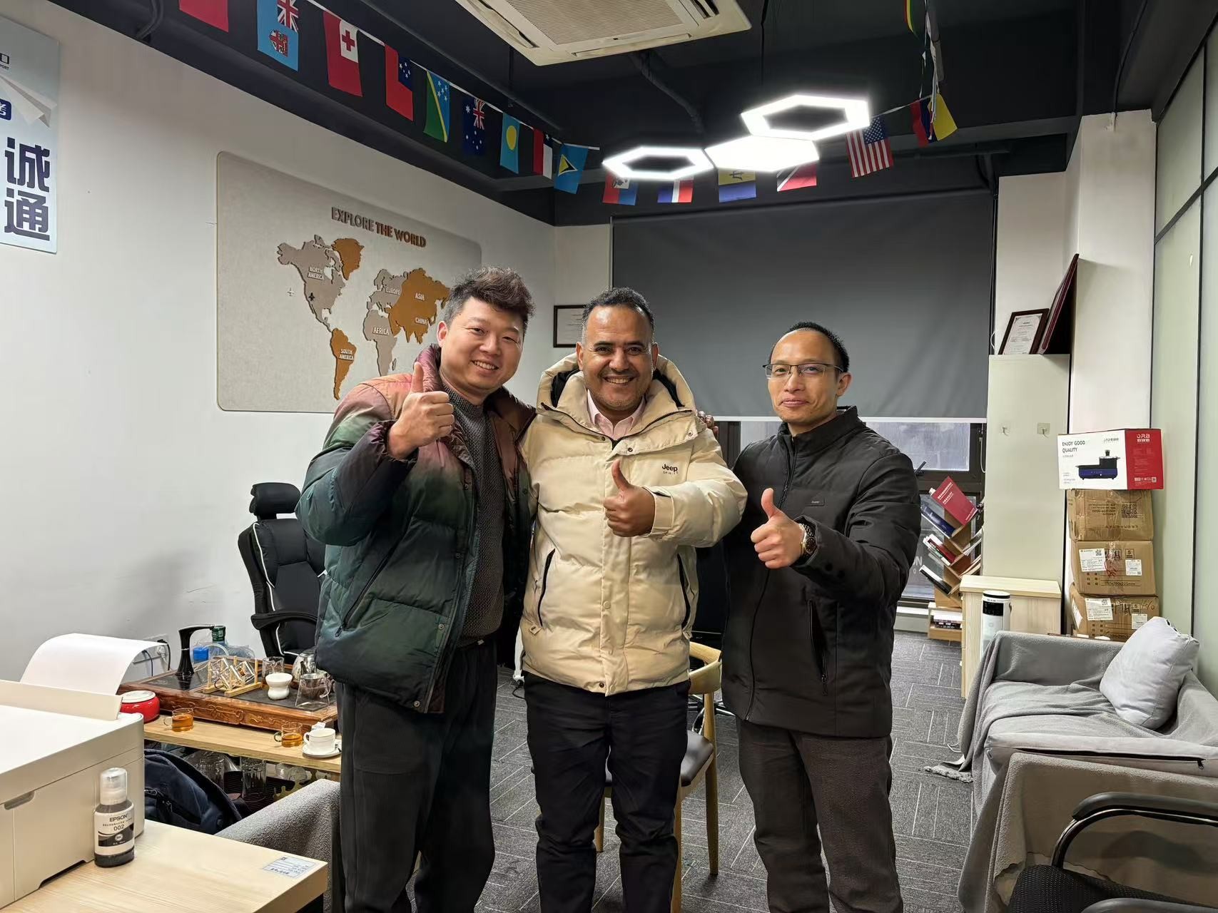 najnowsza sprawa firmy na temat Klienci odwiedzają naszą firmę